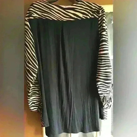 Simply Emma size 3x beige &black striped front solid black back. - Picture 2 of 4